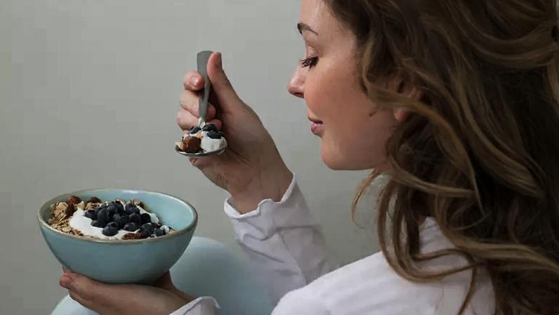 Estudo revela que comer pode melhorar temporariamente a resposta do sistema imunológico; entenda como a alimentação influencia