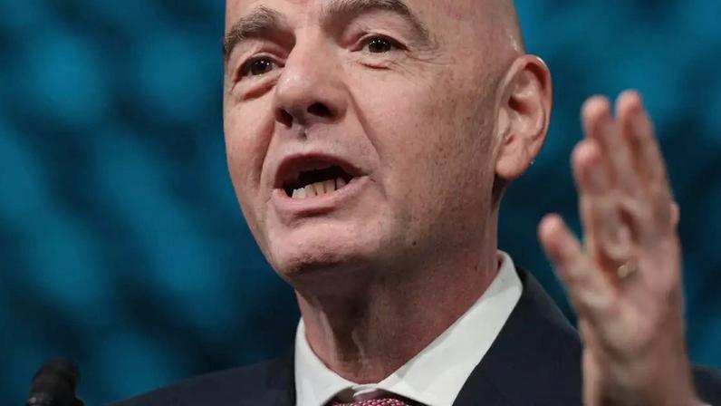 Gianni Infantino, presidente da Fifa, em conferência com prefeitos nos Estados Unidos