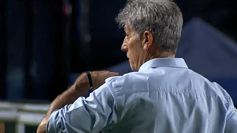 Renato Gaúcho fez sinais par a torcida enquanto deixava o gramado após derrota para o Bragantino –