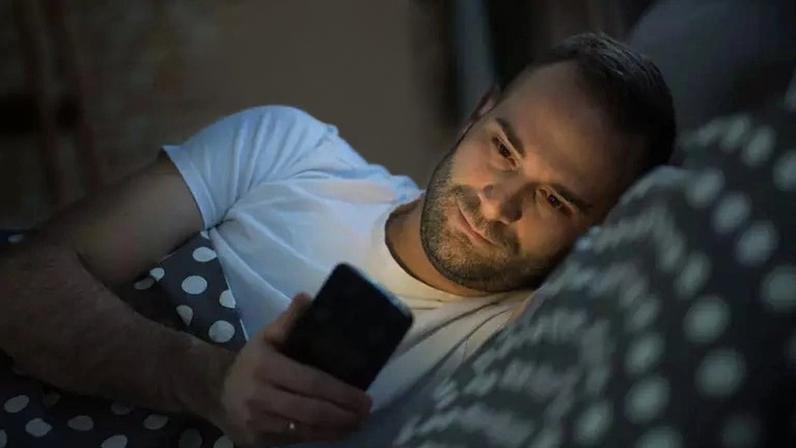 Quando a luz azul é intensa à noite, ocorre a supressão da melatonina, hormônio ligado ao início do sono – depositphotos.com / chika_milan
