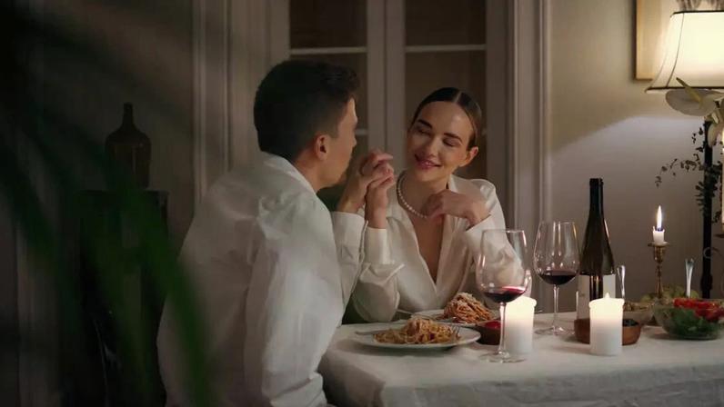 Casal num jantar romântico