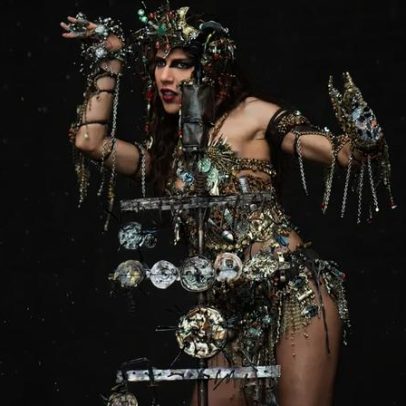 Marina Sena apresenta pop performático para multidão na Virada Cultural