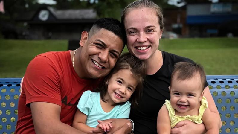 Após a deportação de Alejandro Pérez, sua esposa Janie e suas duas filhas, Luna e Lexie, foram morar com ele no México