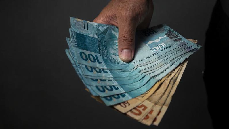 Comprometimento da renda das famílias com o serviço da dívida também bateu recorde em fevereiro