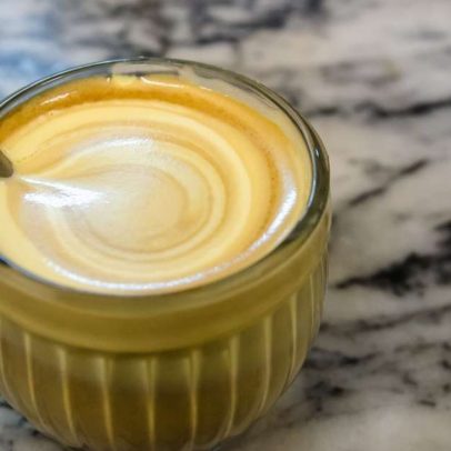 Café com gema de ovo vira febre na web, bebida cremosa