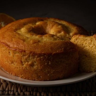 Bolo de laranja com iogurte fit é opção prática para o dia a dia