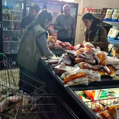 Apreende 2 toneladas de alimentos impróprios e interdita mercado no RS