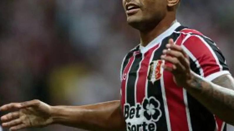 Quirino é elobiado por técnico do Santa Cruz.
