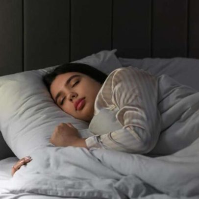 Hábito comum antes de dormir pode dificultar perda de gordura abdominal