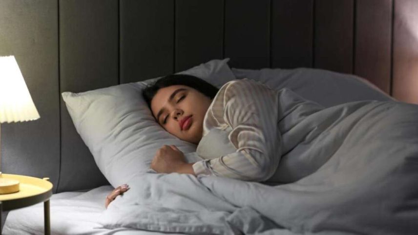 Dormir mal e usar telas antes de pegar no sono pode dificultar a perda de gordura abdominal