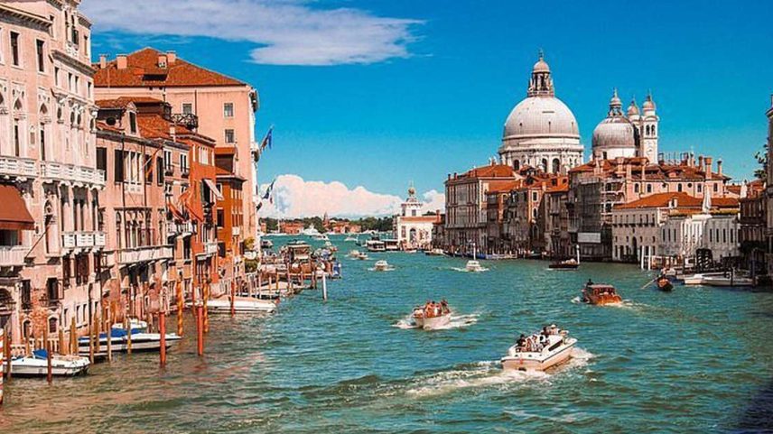 Murano, pequena ilha que pertence a Veneza, na Itália, tornou-se a capital mundial da arte em vidro. Lá, preserva-se uma tradição milenar de mestres vidreiros que cultivaram técnicas secretas transmitidas de geração em geração, criando peças únicas que unem arte e alquimia.