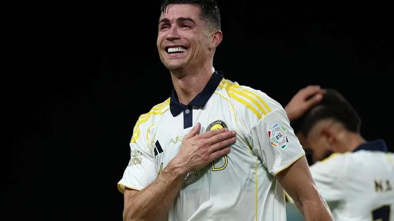 Cristiano Ronaldo comemora o segundo gol marcado na vitória do Al-Nassr por 4 a 1 sobre o Damac –
