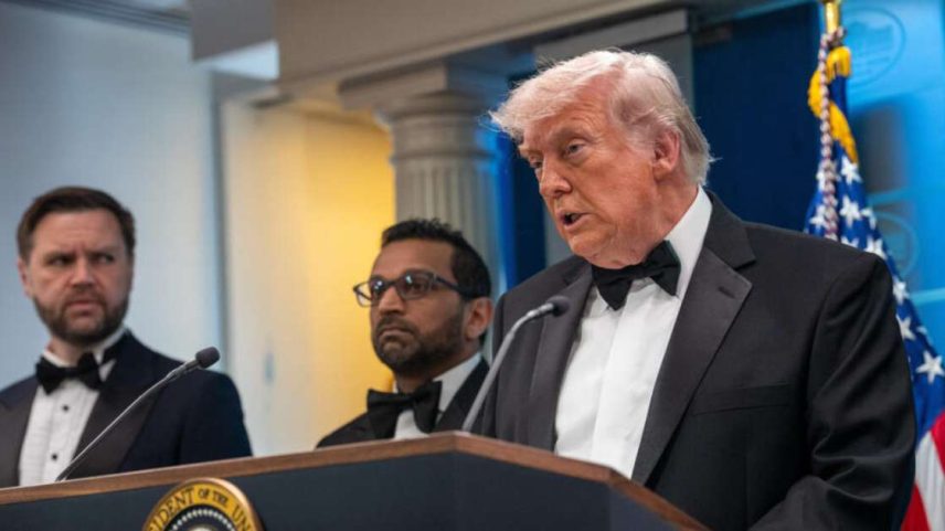 O presidente dos EUA, Donald Trump, discursa durante uma coletiva de imprensa na Sala de Imprensa da Casa Branca, em 25 de abril de 2026, em Washington, DC.