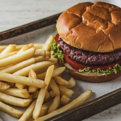 Como inserir hambúrguer e batata frita na dieta sem comprometer a saúde
