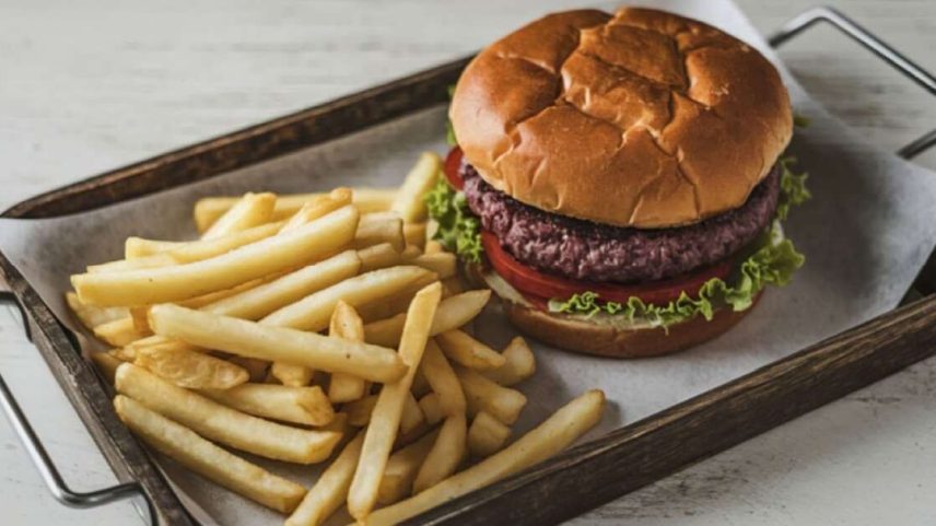 Apesar de associados a uma alimentação pouco saudável, o hambúrguer e a batata frita podem fazer parte da dieta