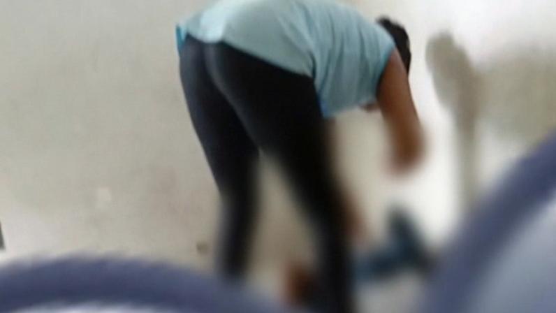 Funcionária de creche pressiona travesseiro contra o rosto de uma criança, forçando-a a dormir — Foto: Reprodução