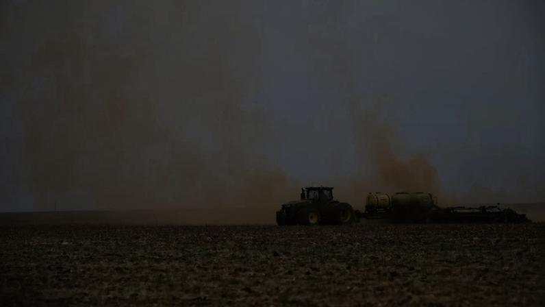 Trator trabalha em fazenda de cultivo de soja numa área de Cerrado em Balsas (MA). Bioma foi o que mais sofreu com o avanço da fronteira agrícola - (crédito: Fernando Frazão/Agência Brasil)