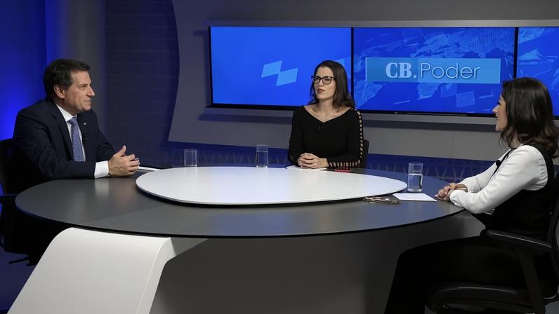 O presidente da CEB, Elie Chidiac, em entrevista ao CB.Poder. Na bancada, as jornalistas Mariana Niederauer (C) e Mila Ferreira - (crédito: Carlos Vieira CB/DA Press.)