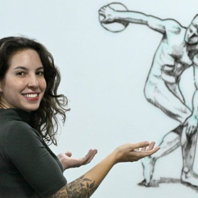 Professora encanta alunos com desenhos impecáveis na lousa