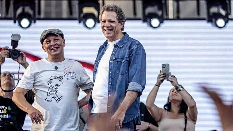 Na linha de frente da defesa do presidente, os ex-ministros Fernando Haddad (pré-candidato ao governo paulista) e Simone Tebet (pré-candidata ao Senado) representaram o governo no evento do Sindicato dos Metalúrgicos, em São Bernardo do Campo (SP) - (crédito: Paulo Pinto/Agência Brasil)