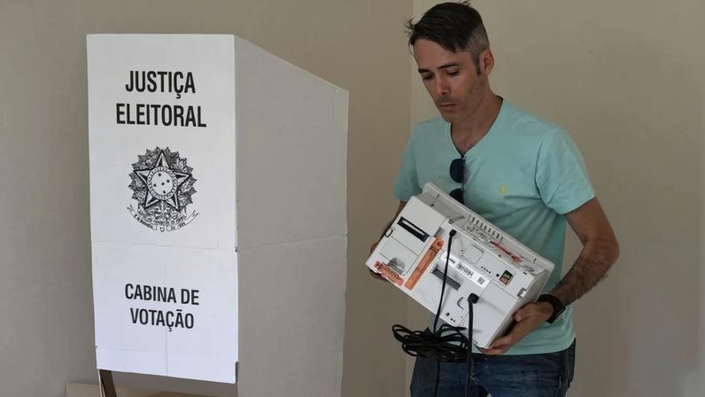 Alvo de ataques constantes por parte do presidente Jair Bolsonaro, as urnas eletrônicas resistiram como símbolo da vontade popular - (crédito: AFP)