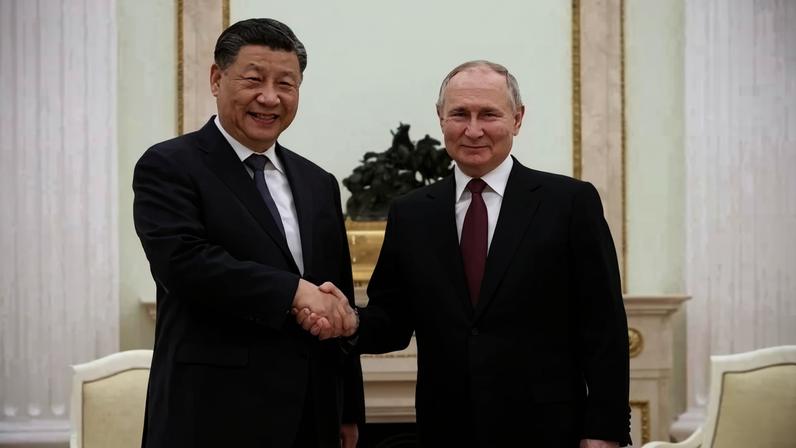 Xi e Vladimir Putin em foto de arquivo: aliança comercial estratégica - (crédito: Sergei Karpukhin/Sputnik/AFP)
