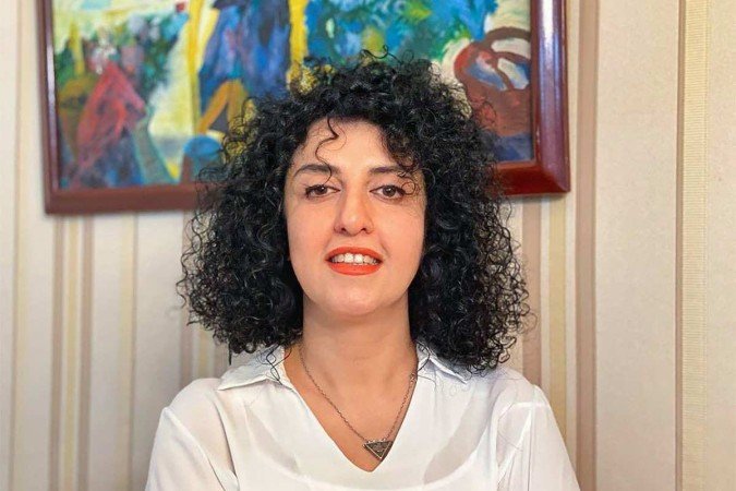 Narges Mohammadi foi transferida de ambulância para um hospital em Teerã "para ser tratada pela sua própria equipe médica"