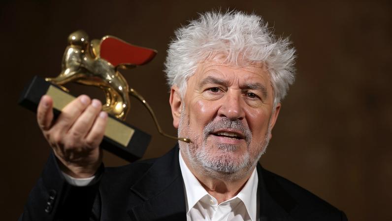 O diretor espanhol Pedro Almodóvar recebe o Leão de Ouro com o filme "La Habitación de al lado"