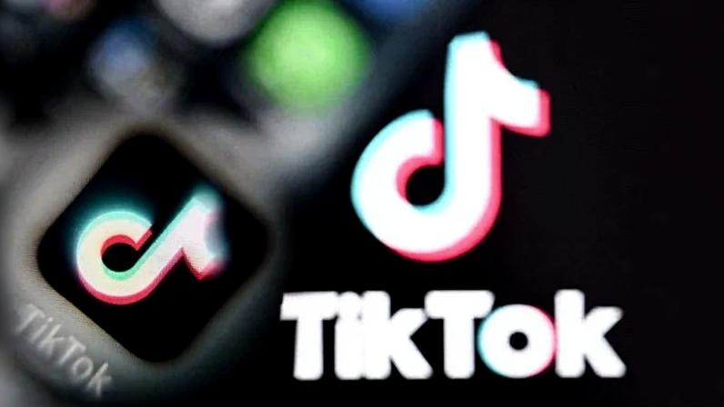 Uma foto tirada em 10 de abril de 2025 mostra os logotipos da rede social chinesa TikTok na tela de um smartphone - (crédito: Kirill KUDRYAVTSEV/AFP)