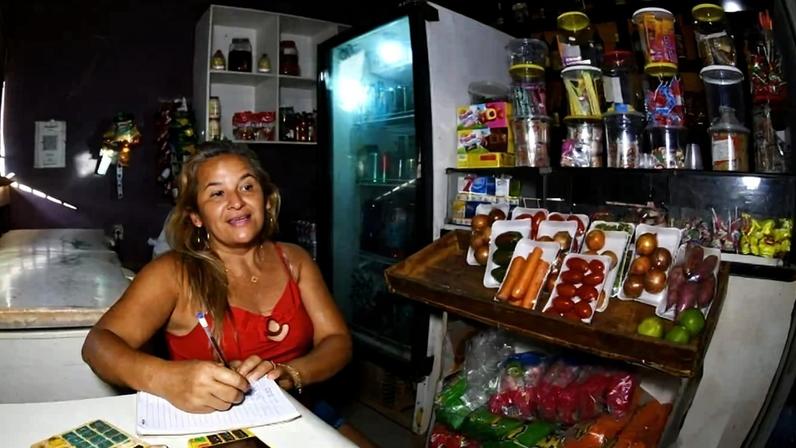 No caderno, Doralice anota as compras dos clientes que consomem fiado