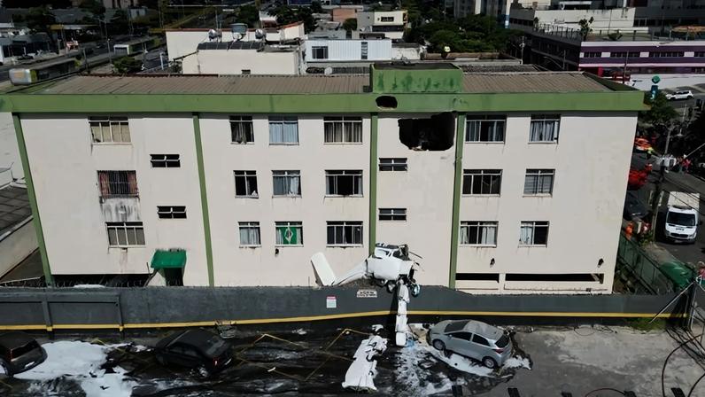 Com o impacto, o avião abriu um buraco no terceiro andar do edifício do Bairro Silveira, em Belo Horizonte: nenhum morador foi atingido - (crédito: Leandro Couri/EM/D.A Press)