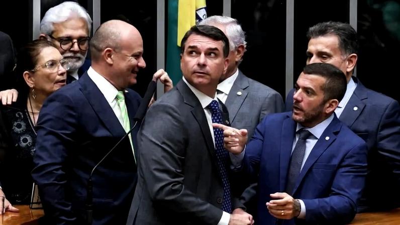 O senador Flávio Bolsonaro usou a tribuna do Congresso para, no discurso, defender a instalação da CPMI e atacar o governo Lula - (crédito: Lula Marques /Agência Brasil.)