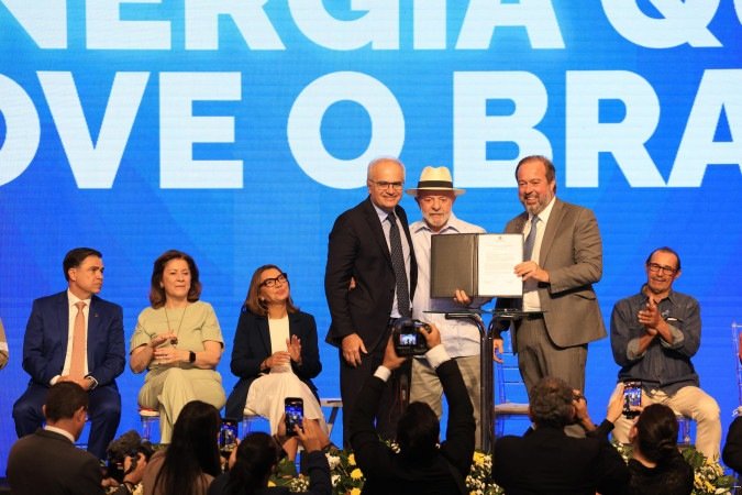 Ricardo Botelho (CEO do Grupo Energisa), Lula e o Ministro Alexandre Silveira (Minas e Energia) em cerimônia de assinatura de renovação de contratos de concessão para distribuição de energia - (crédito: Pedro Neto)