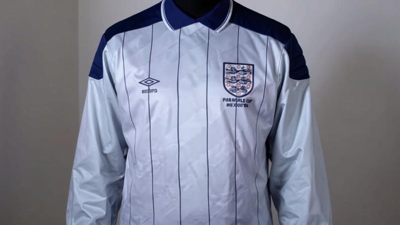 Camisa usada pelo goleiro inglês Peter Shilton no gol de Diego Maradona na Copa do Mundo de 1986 - (crédito: Reprodução / Budds Auctioneers / AFP)