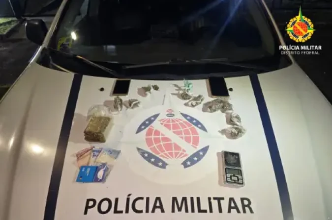 Policiais encontraram uma substância análoga à maconha e um simulacro de arma de fogo - (crédito: Divulgação/PMDF)