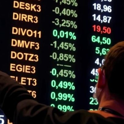 Dólar fecha abaixo de R$ 5 novamente