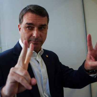 Flávio Bolsonaro critica Lula na Marcha dos Prefeitos