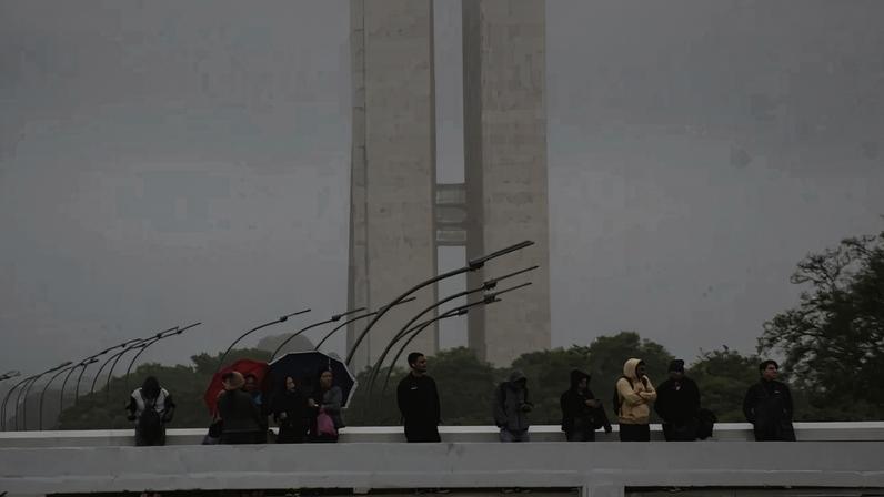 O céu deverá ser de muitas nuvens, acompanhado por ventos fracos, que continuam ao longo do sábado - (crédito: Ed Alves CB/DA Press)