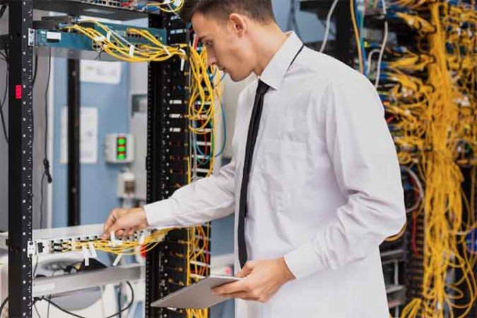 A produção industrial é avaliada através de um conjunto de indicadores econômicos e operacionais que medem o desempenho, a eficiência e o volume de produtos fabricado.