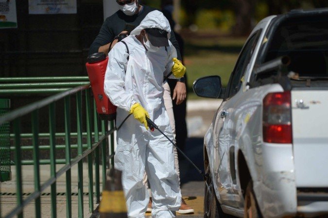 Em maio do ano passado, o Zoológico de Brasília teve que fechar acessos e dedetizar carros autorizados devido a casos de gripe aviária - (crédito: Ed Alves CB/DA Press)