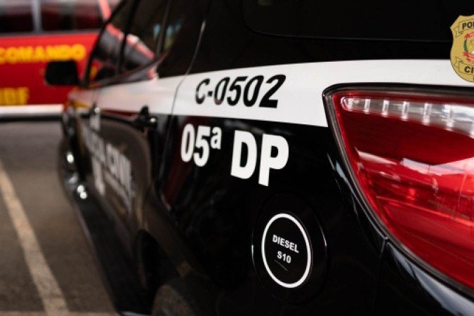 Polícia prende mulher que dopava a chefe para furtar dinheiro. Ela responderá por roubo mediante violência imprópria - (crédito: Divulgação / PCDF)