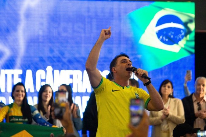 Em Sorocaba (SP), Flávio Bolsonaro discursa para apoiadores, elogia Tarcísio Freitas, que não compareceu ao evento, e faz críticas a Lula - (crédito: CEZAR RIBEIRO/ESTADÃO CONTEÚDO)