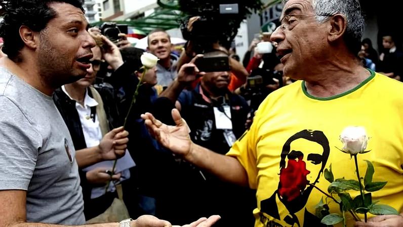 Petista e bolsonarista se estranham na campanha de 2022. Pesquisa detectou que tensão política continua tão alta quanto quatro anos atrás - (crédito: Miguel Schincariol/AFP)