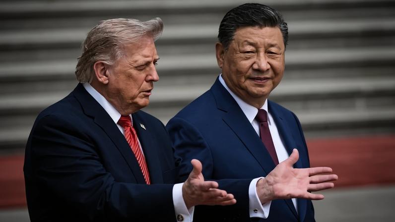 Donald Trump é recebido por Xi Jinping na entrada do Grande Salão do Povo, na Praça da Paz Celestial - (crédito: Brendan SMIALOWSKI/AFP)