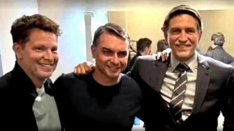 Mário Frias, Flávio Bolsonaro e Jim Caviezel, ator norte-americano que interpreta o ex-presidente Jair Bolsonaro no filme Dark Horse - (crédito: Reprodução/Redes sociais)