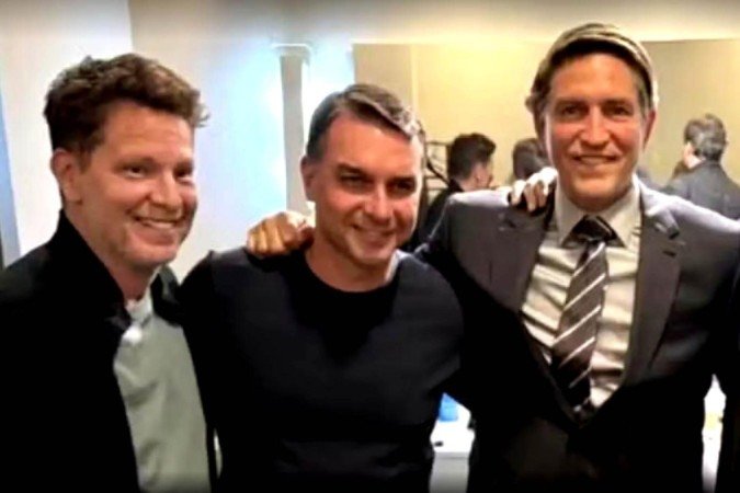 Mário Frias, Flávio Bolsonaro e Jim Caviezel, que interpreta o ex-presidente no filme Dark Horse - (crédito: Reprodução/Redes Sociais)