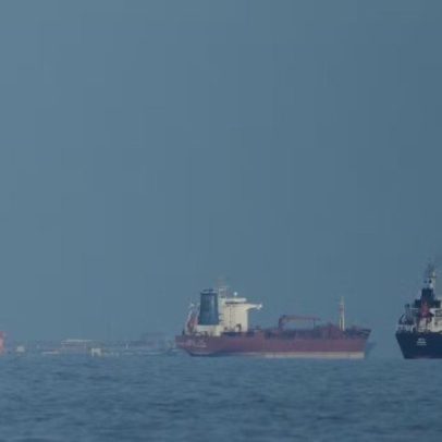 Irã afirma que mísseis atingiram navio dos EUA em Ormuz; Washington nega
