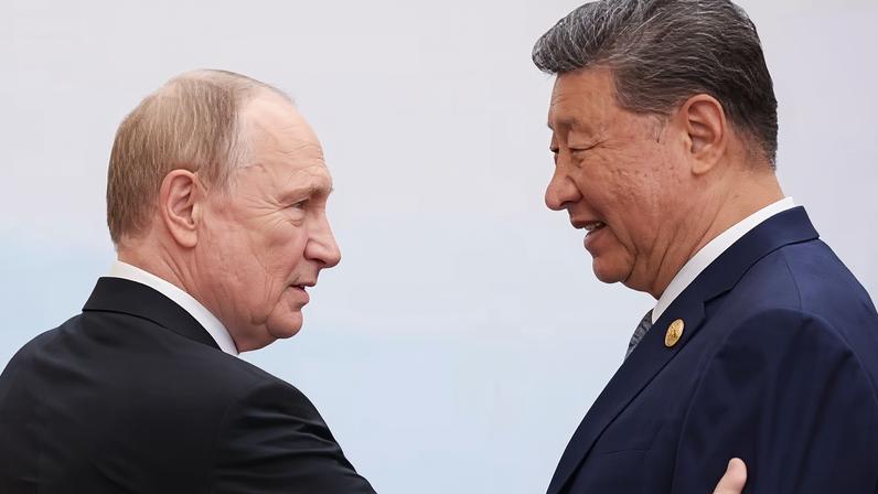 O presidente russo, Vladimir Putin, fala com o líder chinês Xi Jinping durante a Cúpula da Organização de Cooperação de Xangai (OCX) em Tianjin, China, em 1º de setembro de 2025