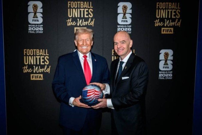 Donald Trump ao lado do presidente da Fifa, Gianni Infantino - (crédito: Foto: Official White House Photo by Daniel Torok)