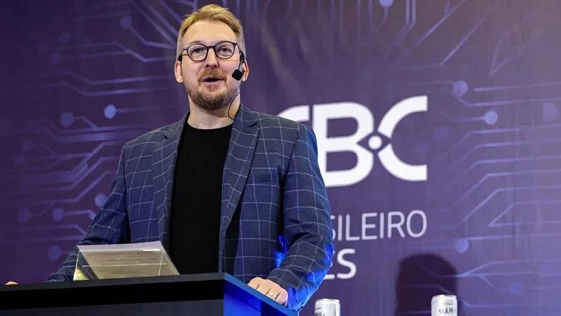 Em Campinas, no palco do CBC & Clubes Expo, o campeão olímpico André Heller se destacou não pelas funções antes exercidas na quadra, mas pela capacidade de, com o microfone, ser elo de reverberação de conhecimento e transformação - (crédito: Divulgação/CBC)